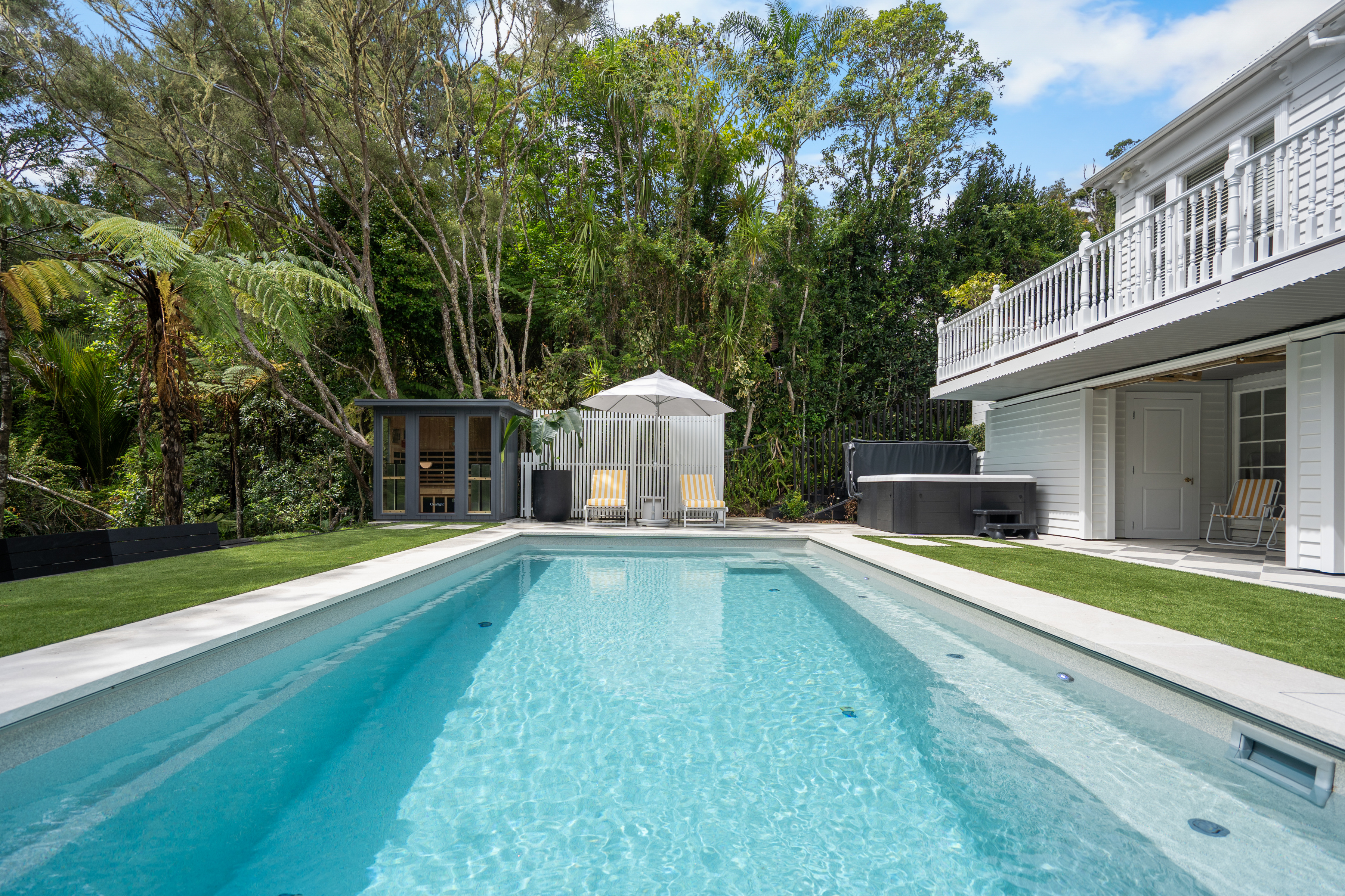 Sanctuary with Maxirib in Quartz by Ultimate Pools